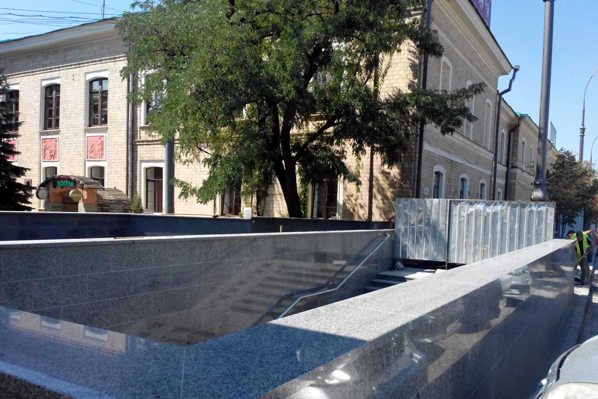 На площади Свободы закрыт выход из метро (фото)