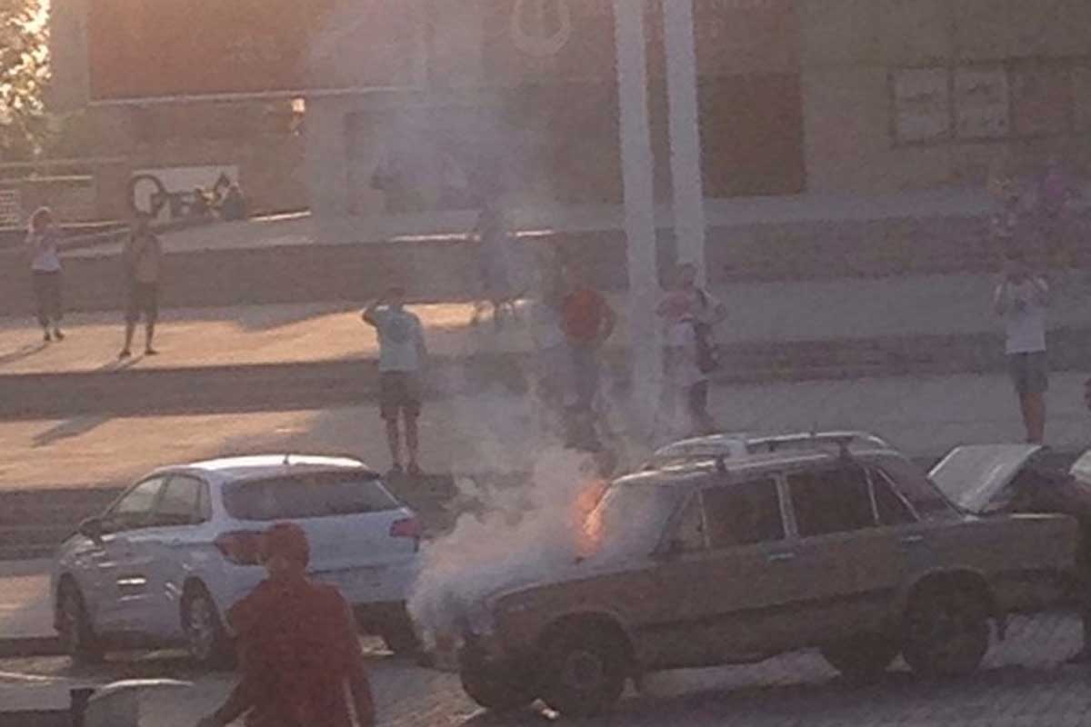В центре Харькова на ходу загорелась машина