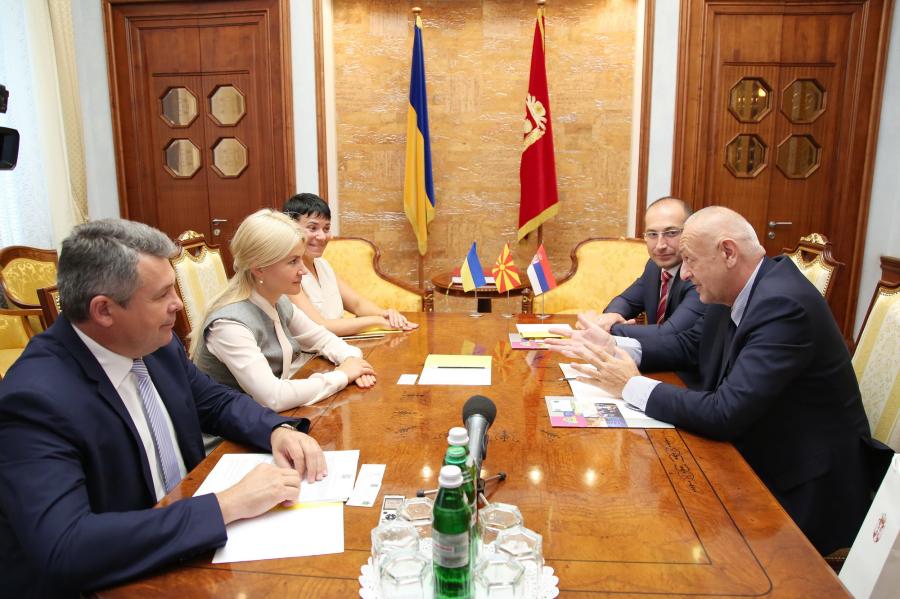 Светличная провела встречу с послами Сербии и Македонии