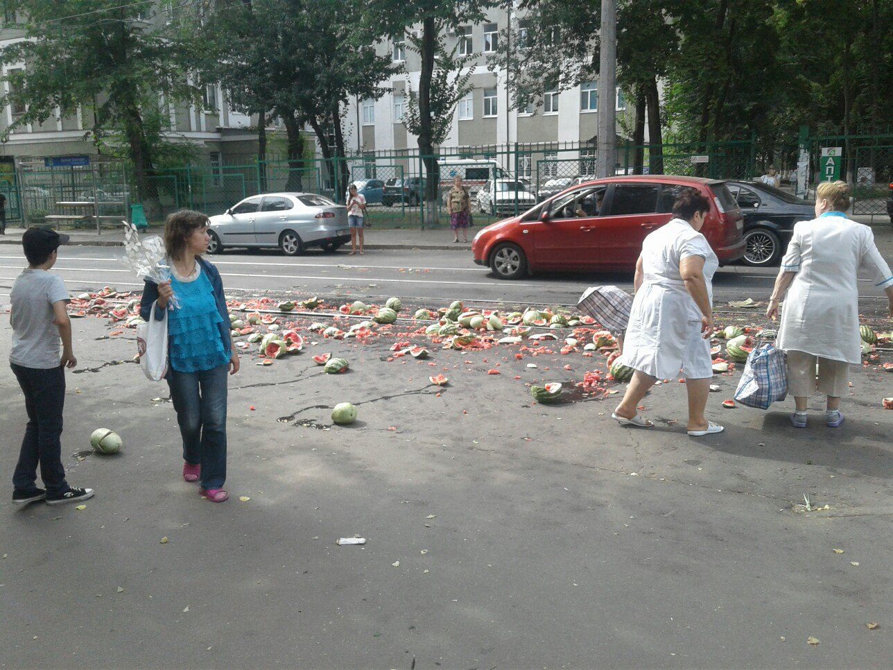 Дорогу в центре засыпало арбузами (фото)