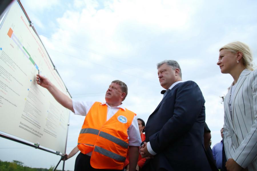 Порошенко показали, как ремонтируют дороги в Харьковской области (фото)