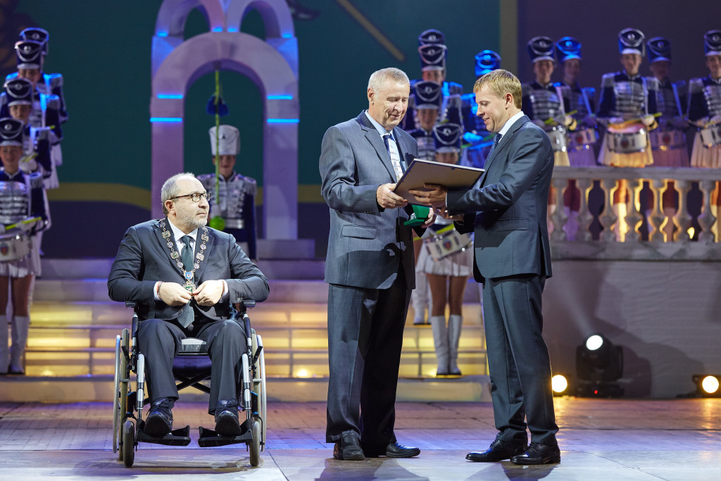 Кернес и Хомутынник вручили знаки отличия харьковчанам, получившим звание "Почетный гражданин города Харькова"