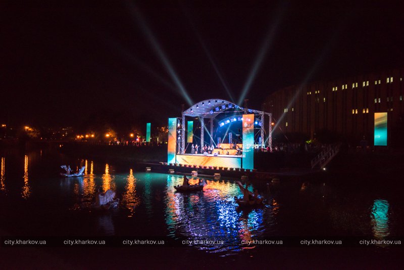 В Харькове прошел первый концерт на воде (фото)