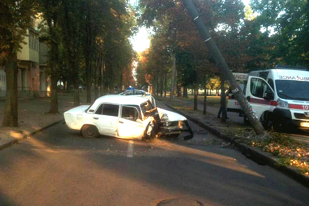 На ХТЗ автомобиль врезался в дерево (фото)