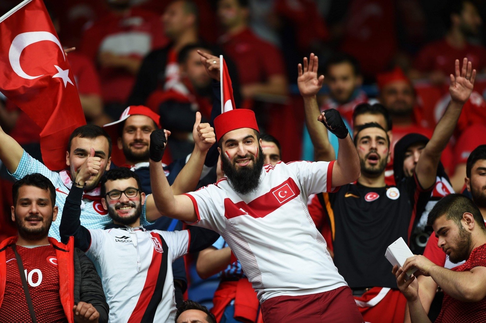 Много турков. Турки. Турецкие фанаты. Турецкие футбольные болельщики. Турция люди.