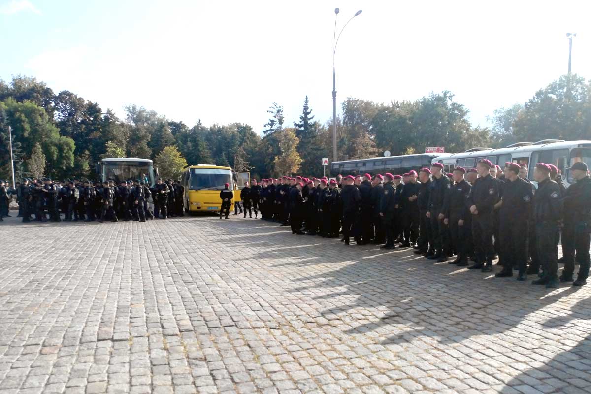 На площади Свободы проходит инструктаж силовиков (фото)