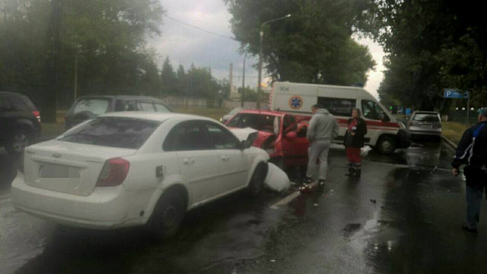 На Салтовке пьяный водитель устроил ДТП, есть пострадавшие (фото) 