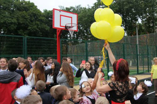 В Харькове открыли новый школьный стадион