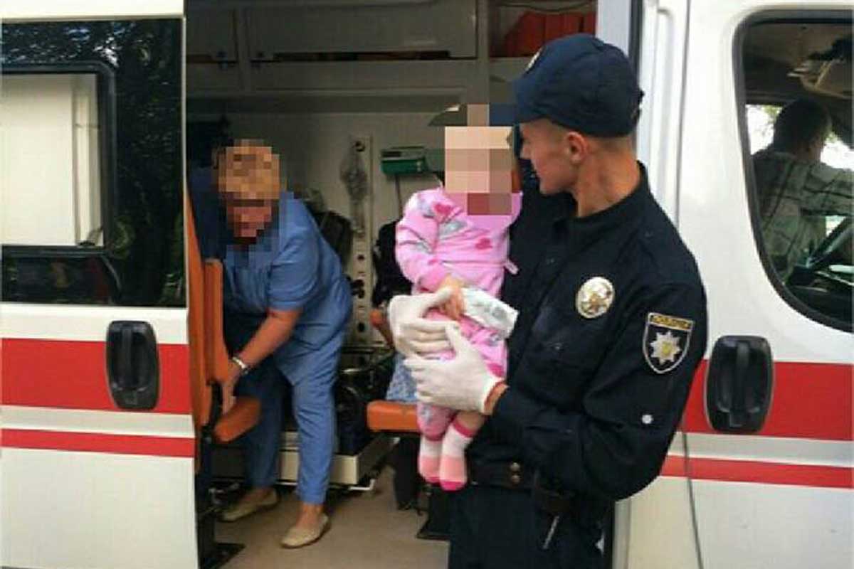 В Харькове женщина бросила троих маленьких детей (фото)