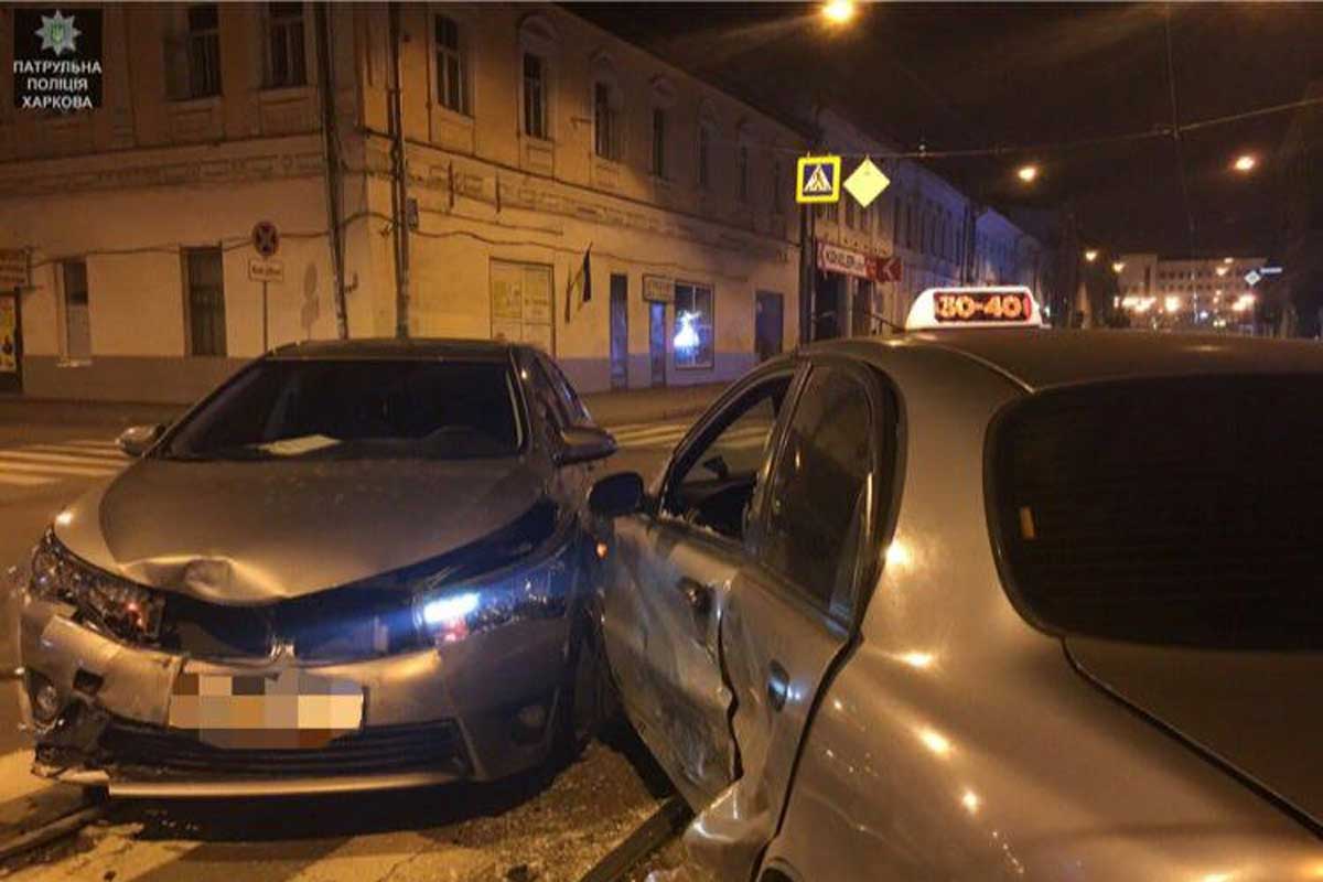 На Полтавском шляхе такси попало в аварию (фото)