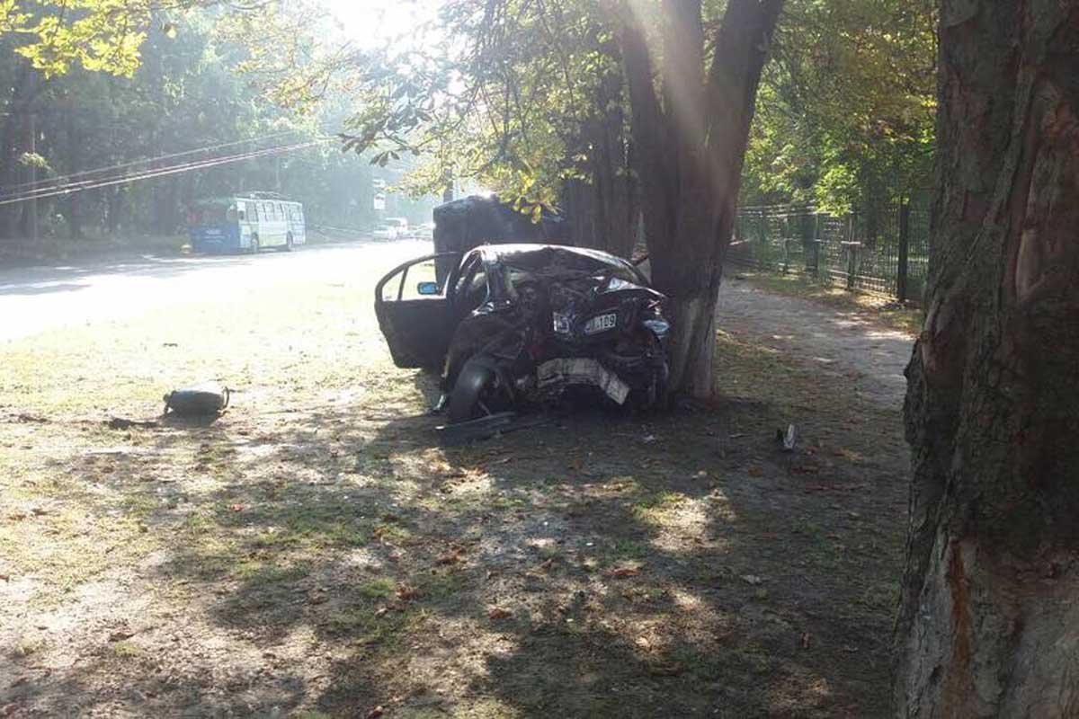 На Павловом поле машина влетела в столб. Движение троллейбусов парализовано (фото)