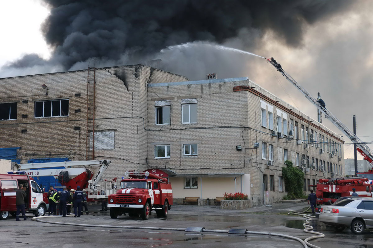 Пожар на харьковском предприятии тушили 12 часов