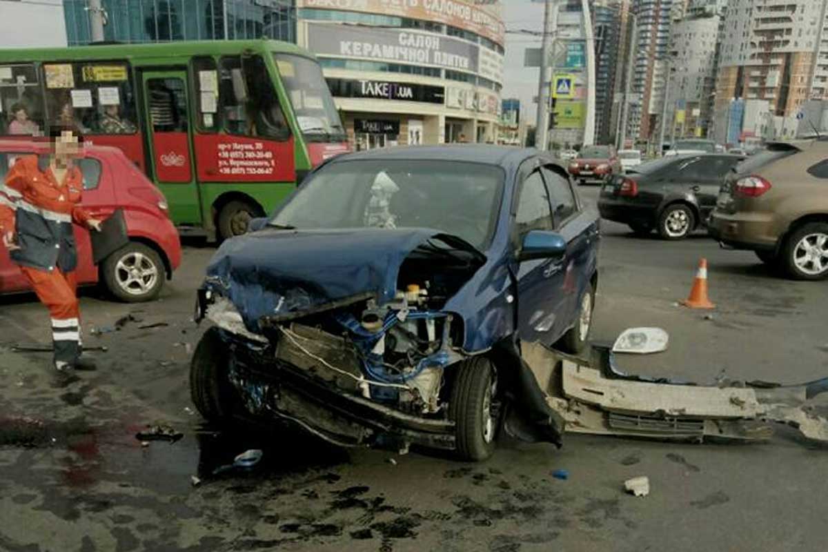 В ДТП на проспекте Науки пострадала женщина (фото)