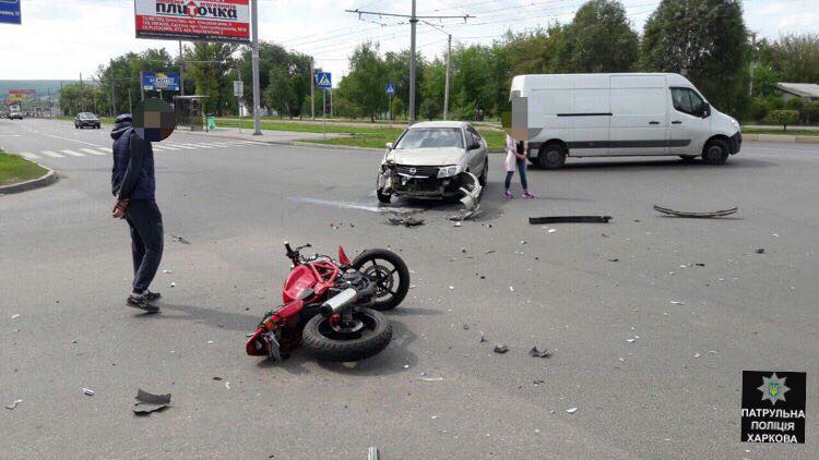 Девушка на мотоцикле попала в ДТП (фото)