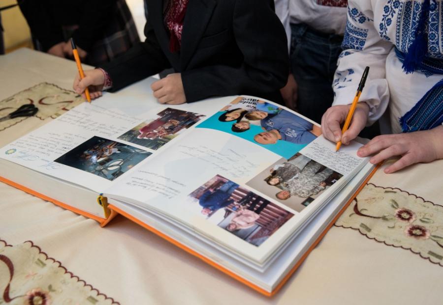 Харьковская область вписала страницу во всеукраинскую "Книгу мира"