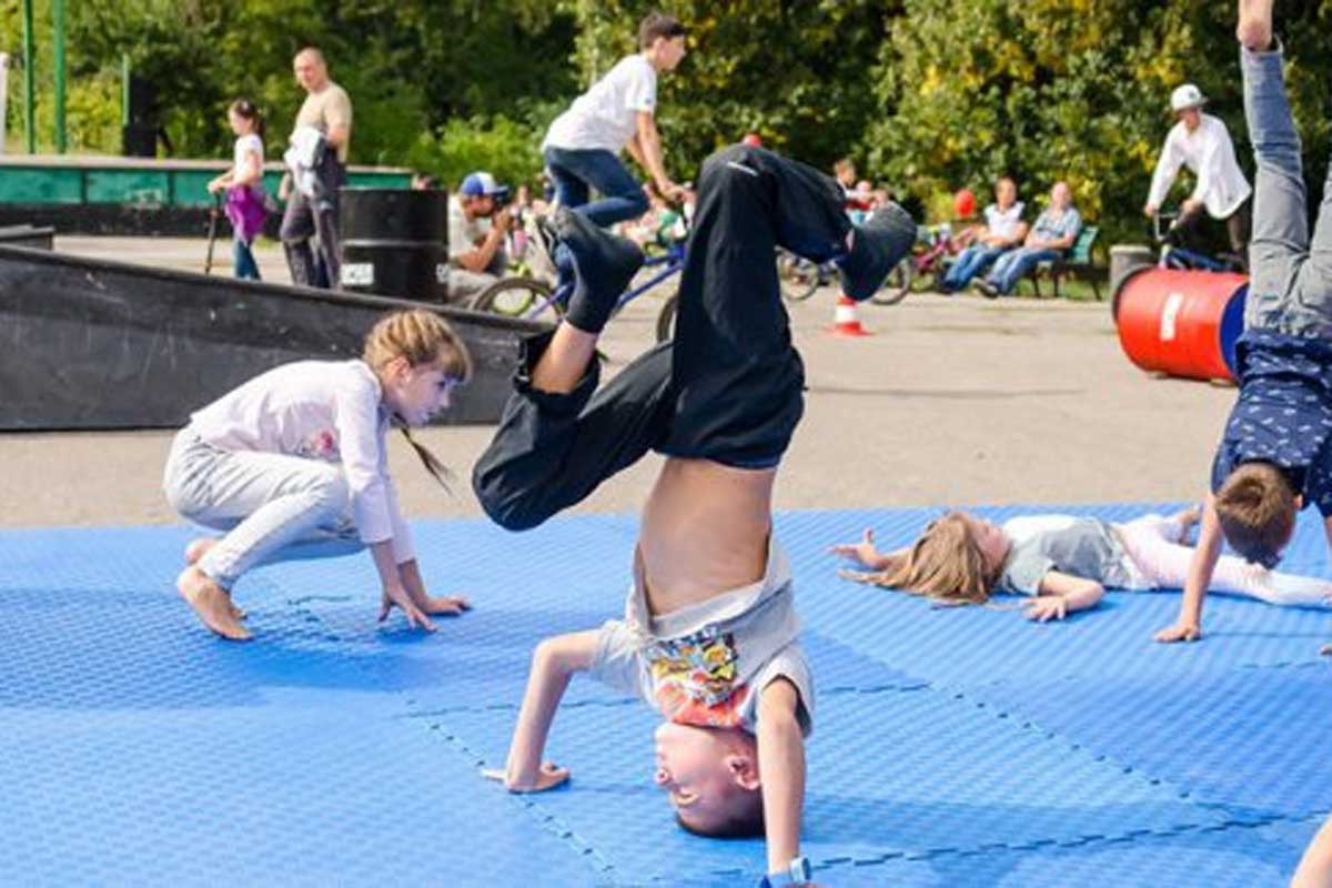 В харьковском парке выступили спортсмены улиц (фото)