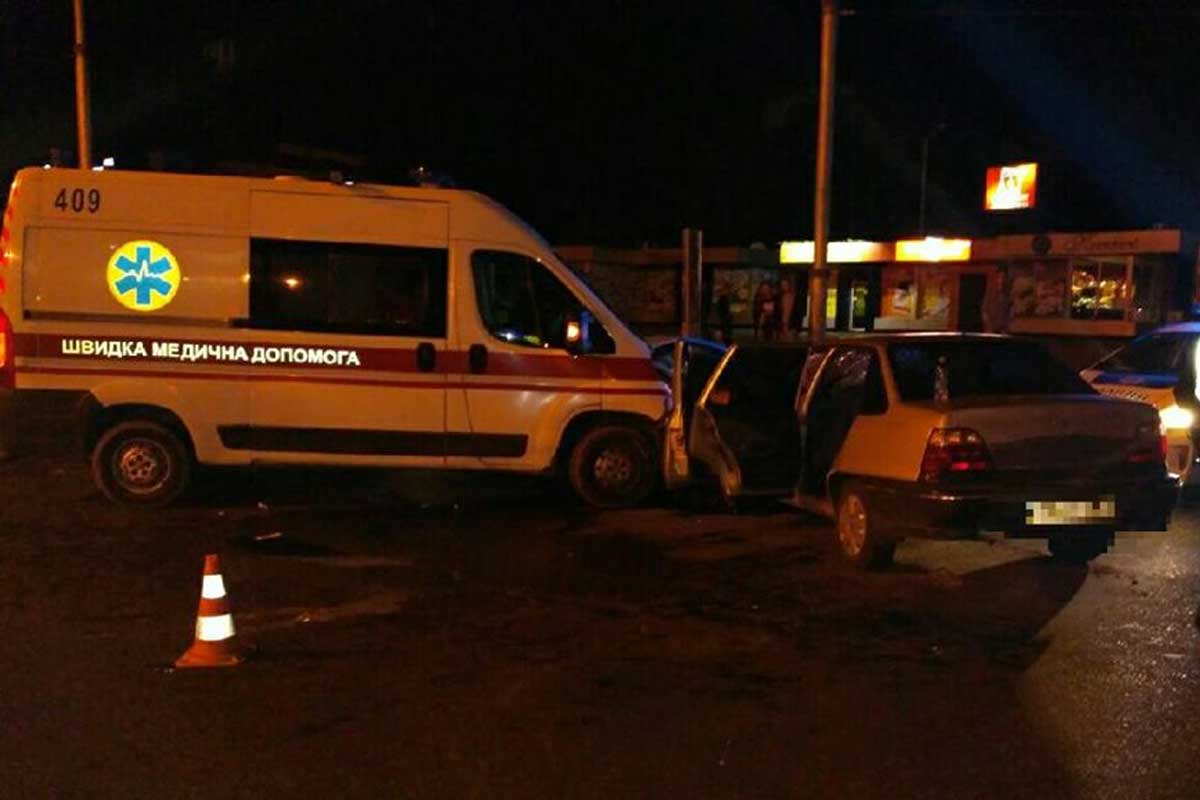 На Салтовке скорая попала в ДТП, много пострадавших (фото, видео, дополнено)