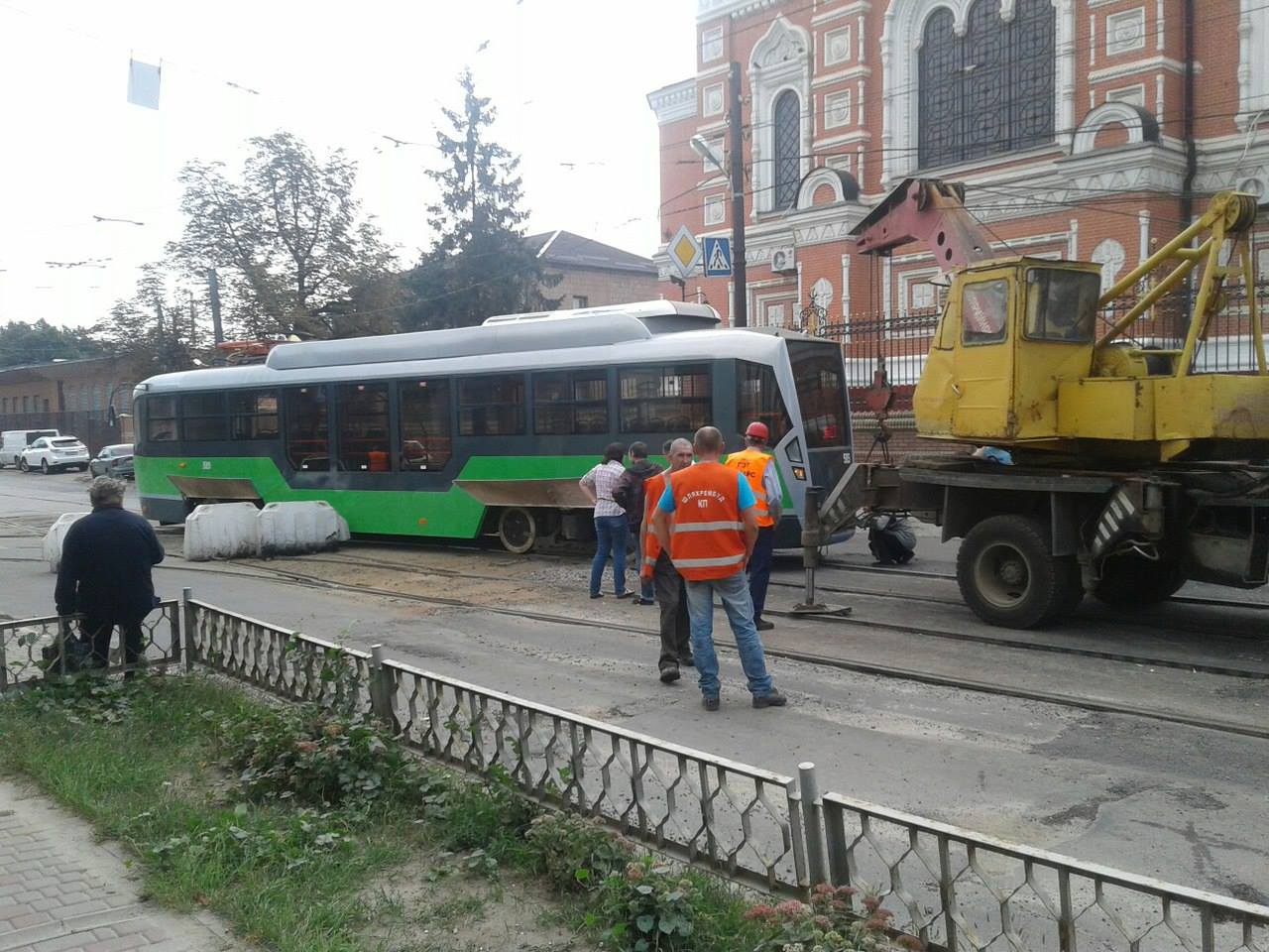 Новый харьковский трамвай сошел с рельсов (фото)