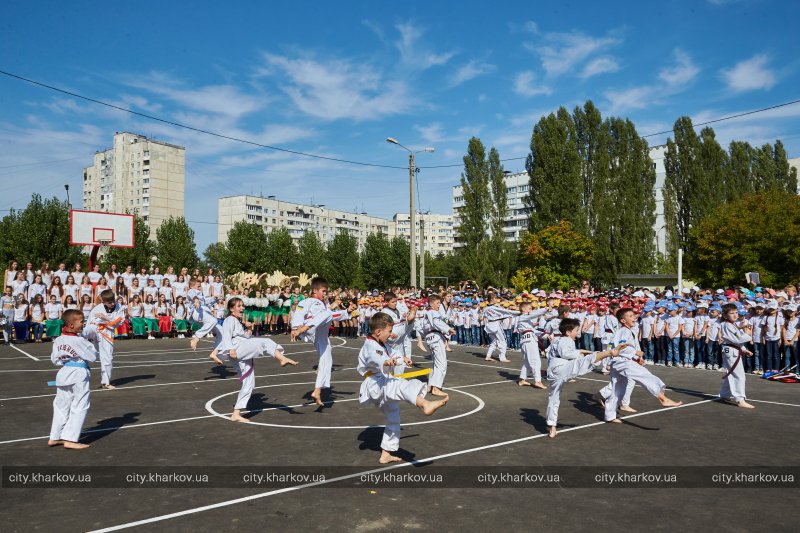 На Салтовке открыли стадион (фото)