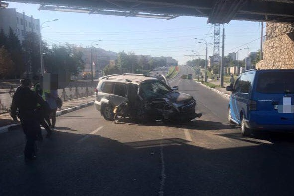 Авария на проспекте Гагарина: в столб врезался внедорожник