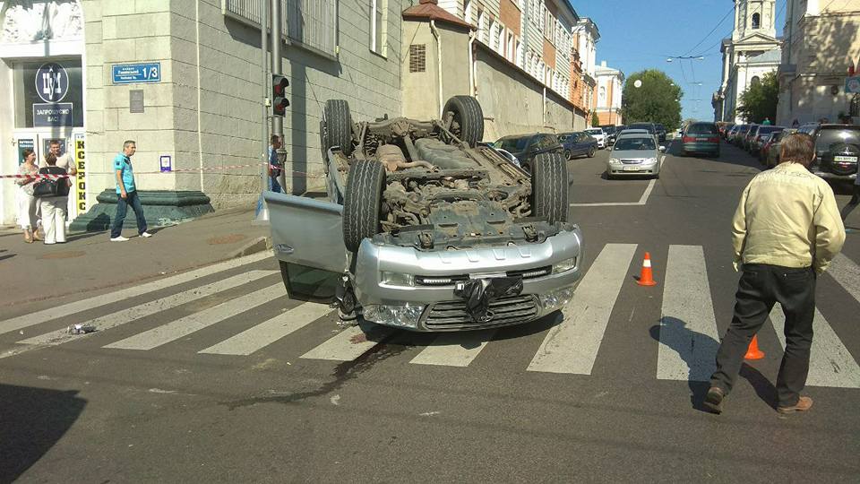 Авария в центре: внедорожник перевернулся на крышу (фото)