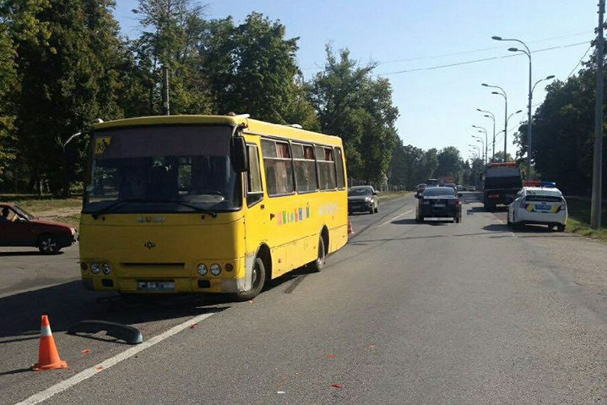В Харькове автобус с детьми попал в ДТП (фото, дополнено)