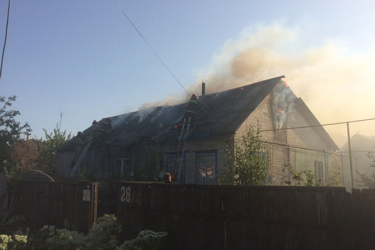Под Харьковом едва не сгорел жилой дом (фото)