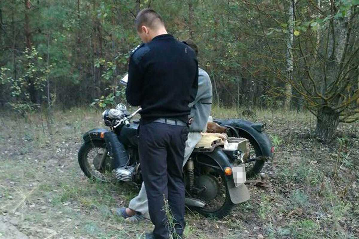 Браконьеры везли убитого оленя на мотоцикле (фото)