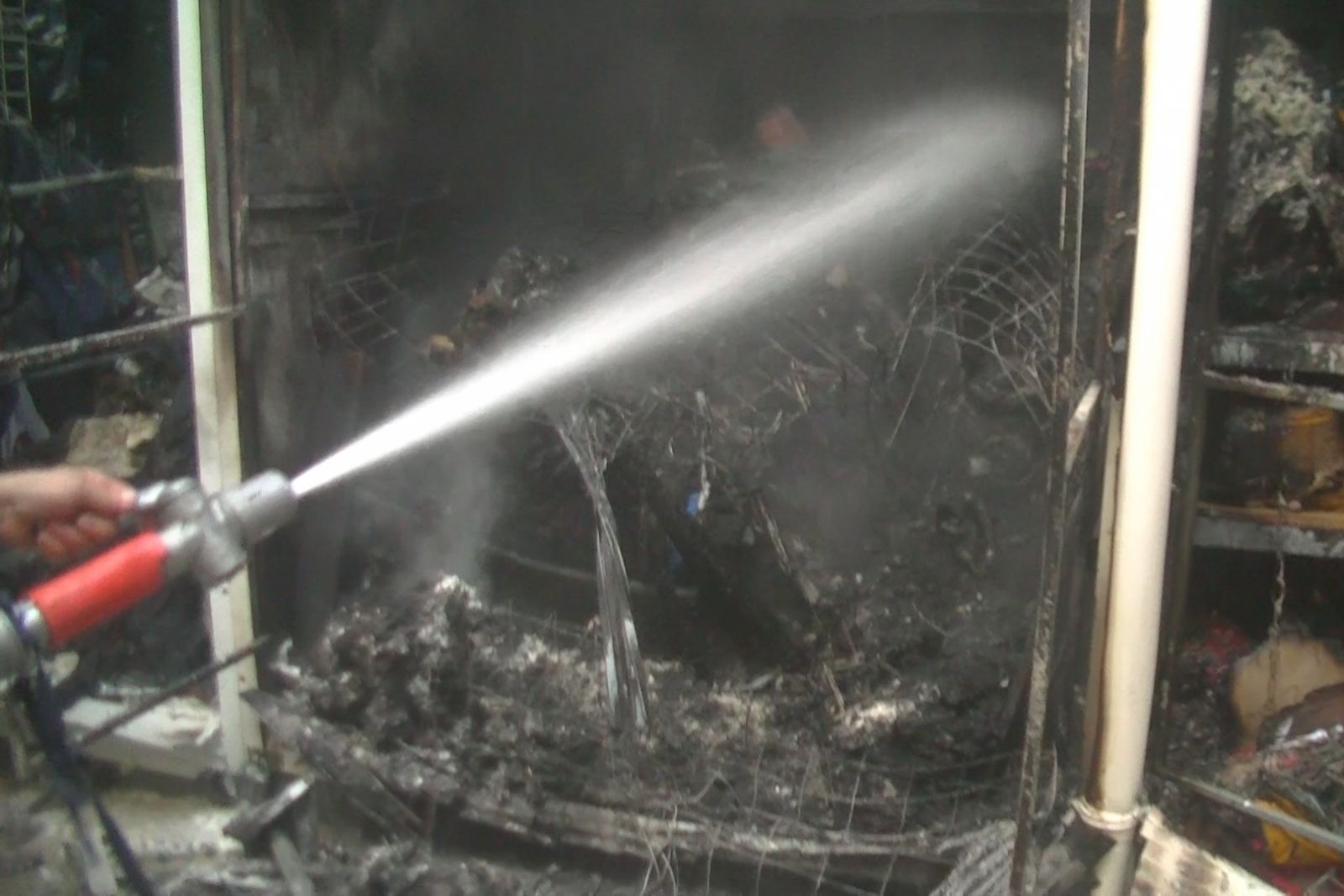 На "Барабашово" сгорело три торговых павильона (фото)
