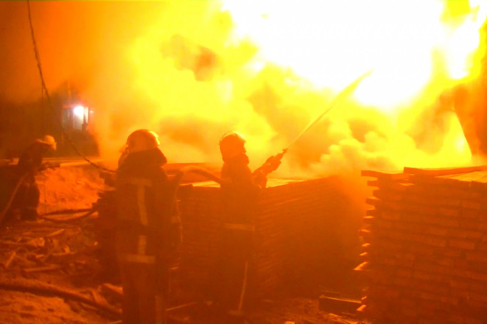 В Харькове горела лесопилка (фото, видео)