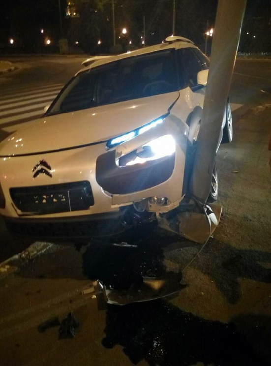 В центре Харькова Citroen влетел в электроопору (фото)