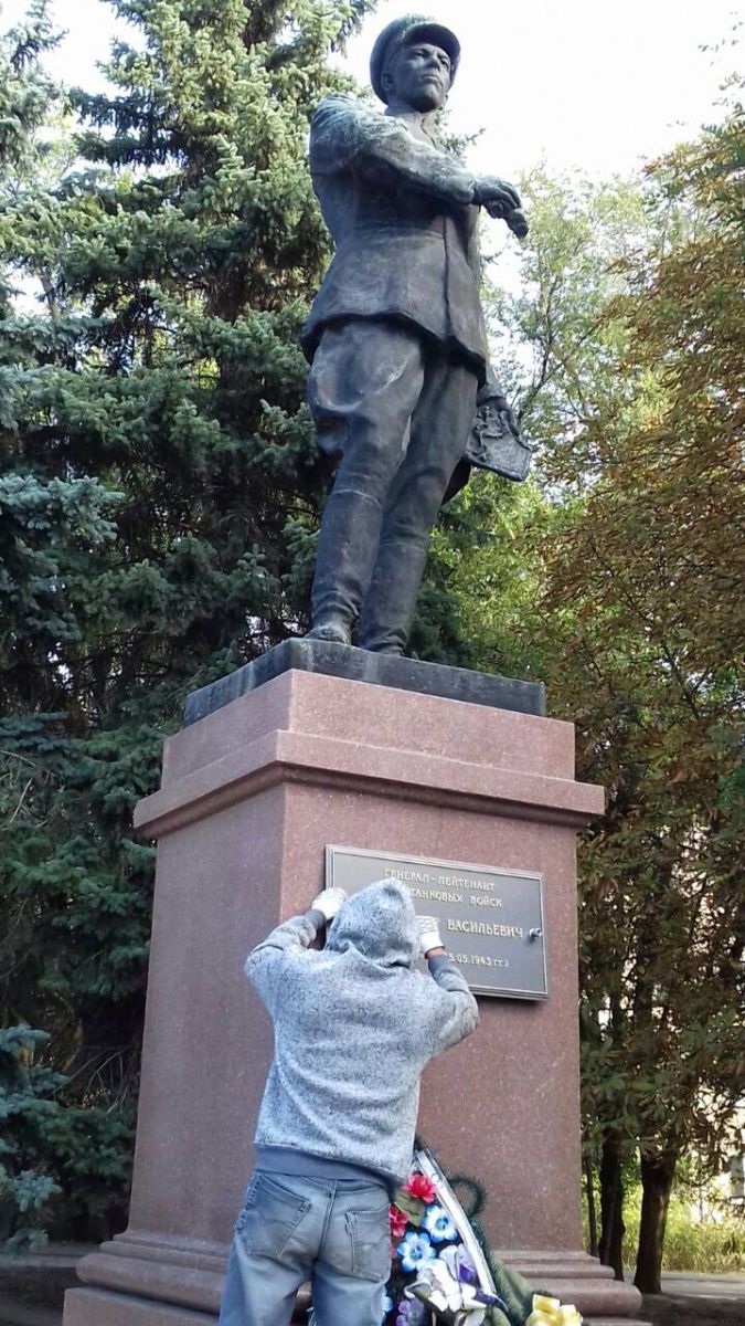 Под Харьковом восстановили памятную табличку советскому генералу