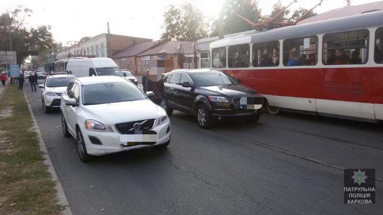 На Молочной Volvo и Audi не поделили дорогу (фото)