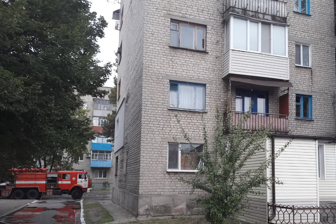 Под Харьковом - пожар в пятиэтажке, погиб ребенок (фото, обновлено)