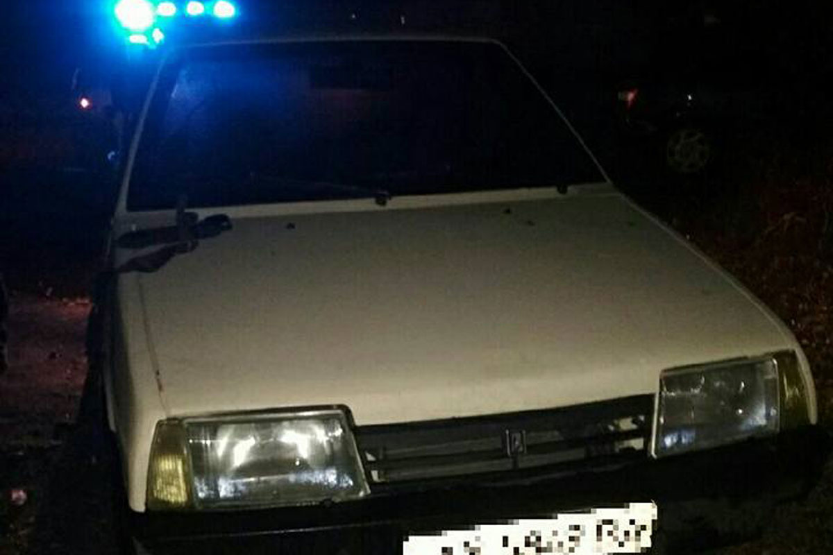 Копы задержали пьяного водителя с оружием на угнанном авто (фото)