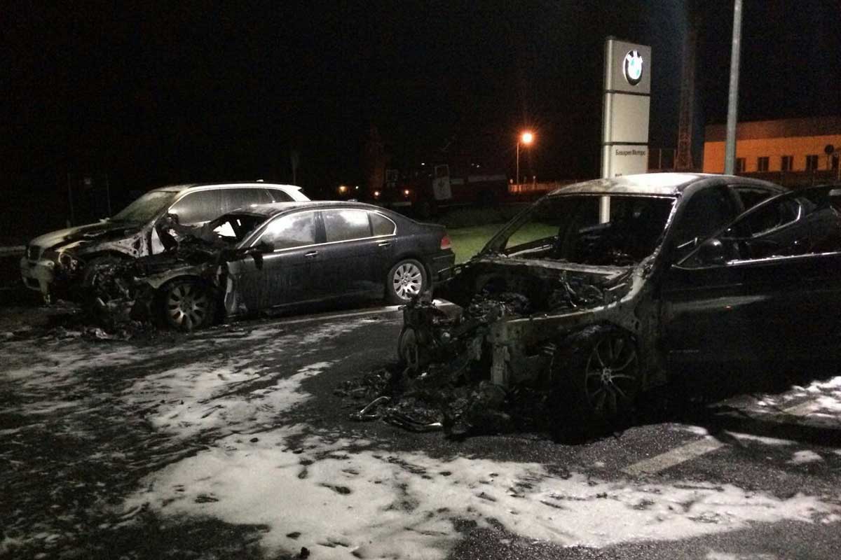 В Харькове в автосалоне подожгли несколько BMW (фото, видео)