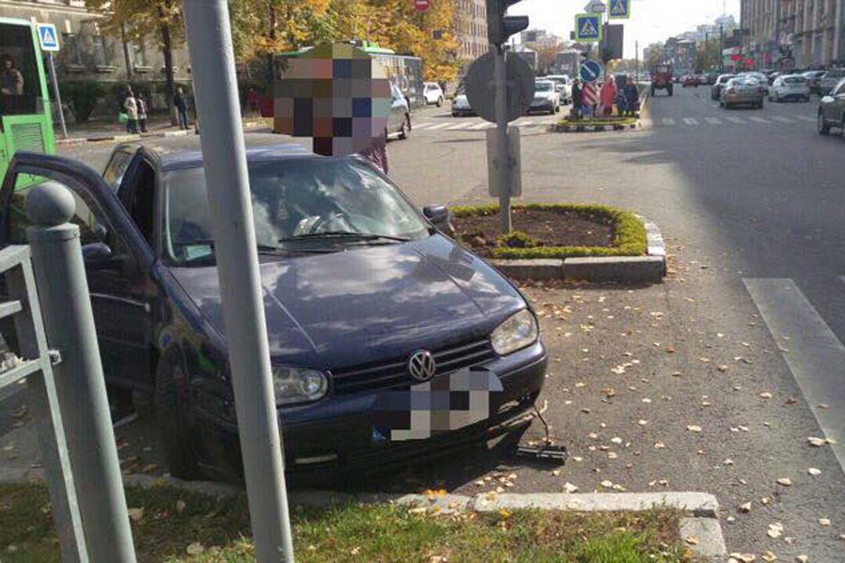 В центре автомобиль врезался в островок безопасности