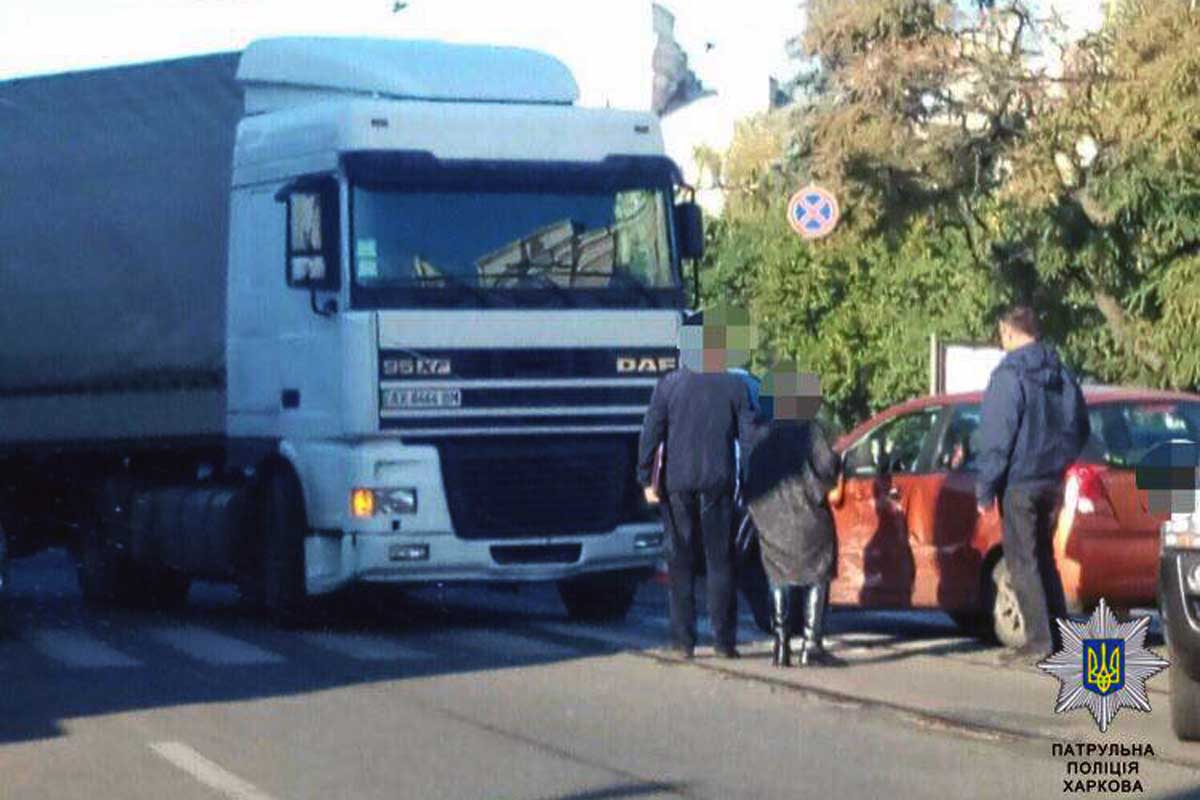 На Московском проспекте фура врезалась в легковушку