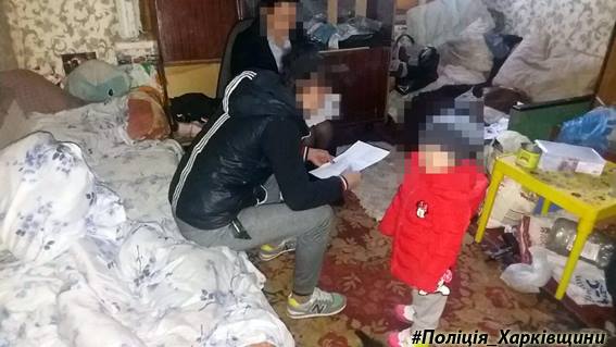 Харьковчанка жила с ребенком в доме без окон, газа и канализации (фото)