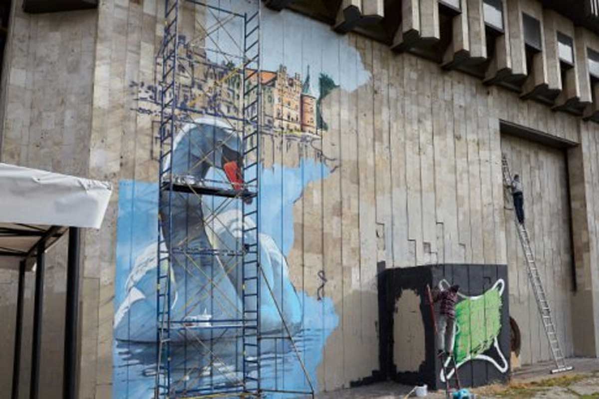 Харьковский оперный разрисовали граффити (фото)
