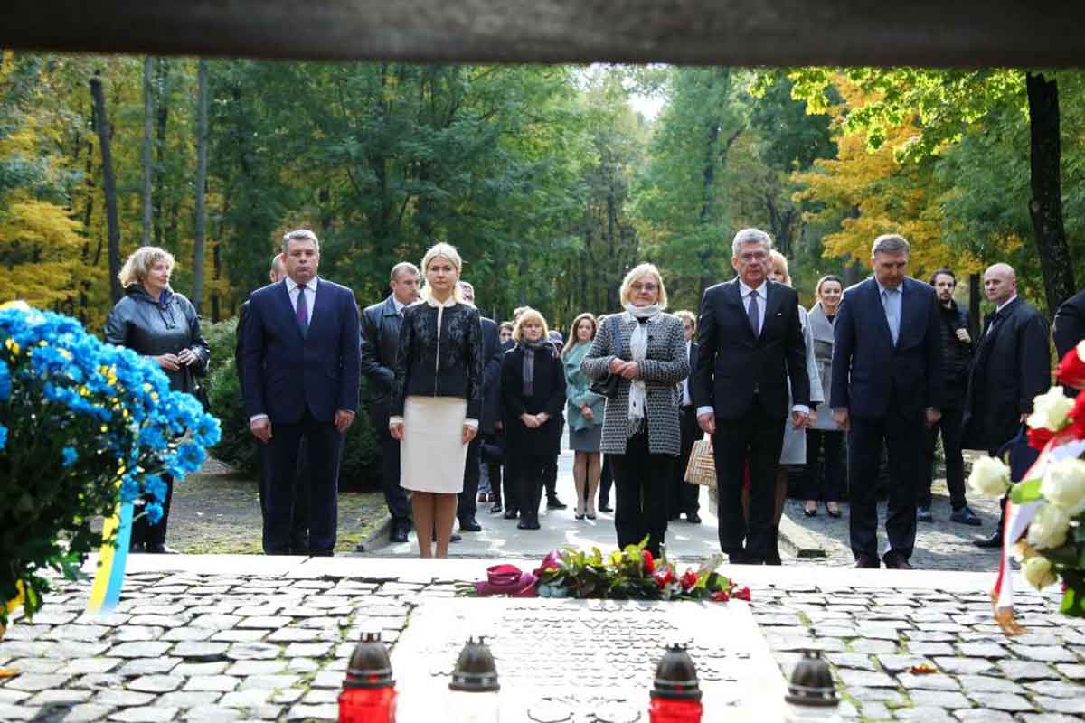 Светличная и Карчевский посетили мемориал (фото)