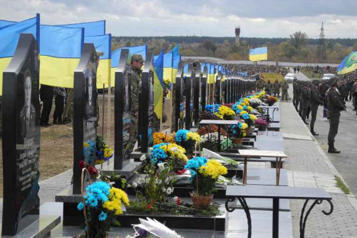 В Харькове на Аллее Славы почтили память погибших воинов АТО (фото)
