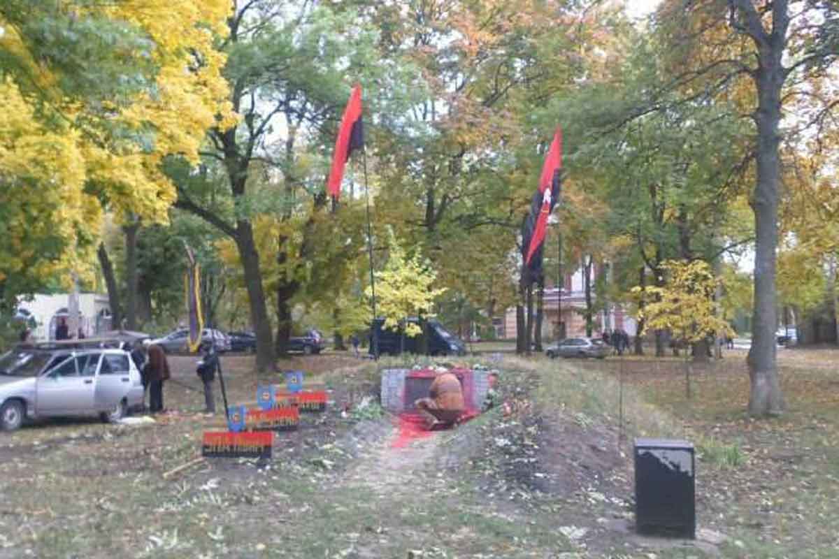 В Молодежном парке поврежден памятник воинам УПА (фото)