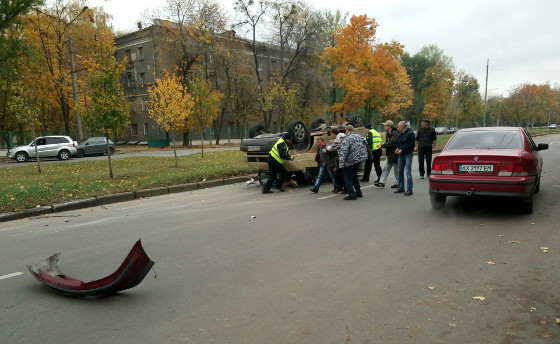На Новых домах микроавтобус перевернулся на крышу (фото)