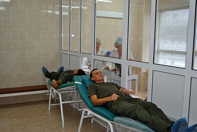 Офицеры сдали кровь для пострадавших в аварии на Сумской (фото)