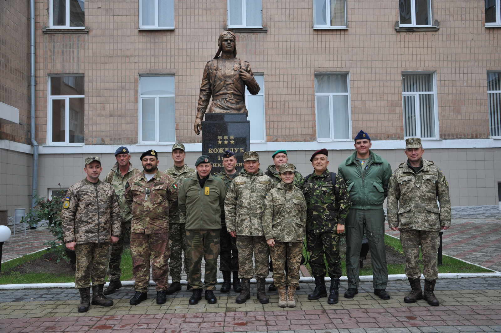 Представители НАТО встретились с харьковскими курсантами-летчиками (фото)