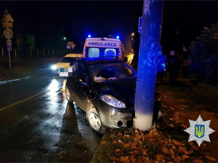 В Харькове пьяный водитель влетел в столб (фото)