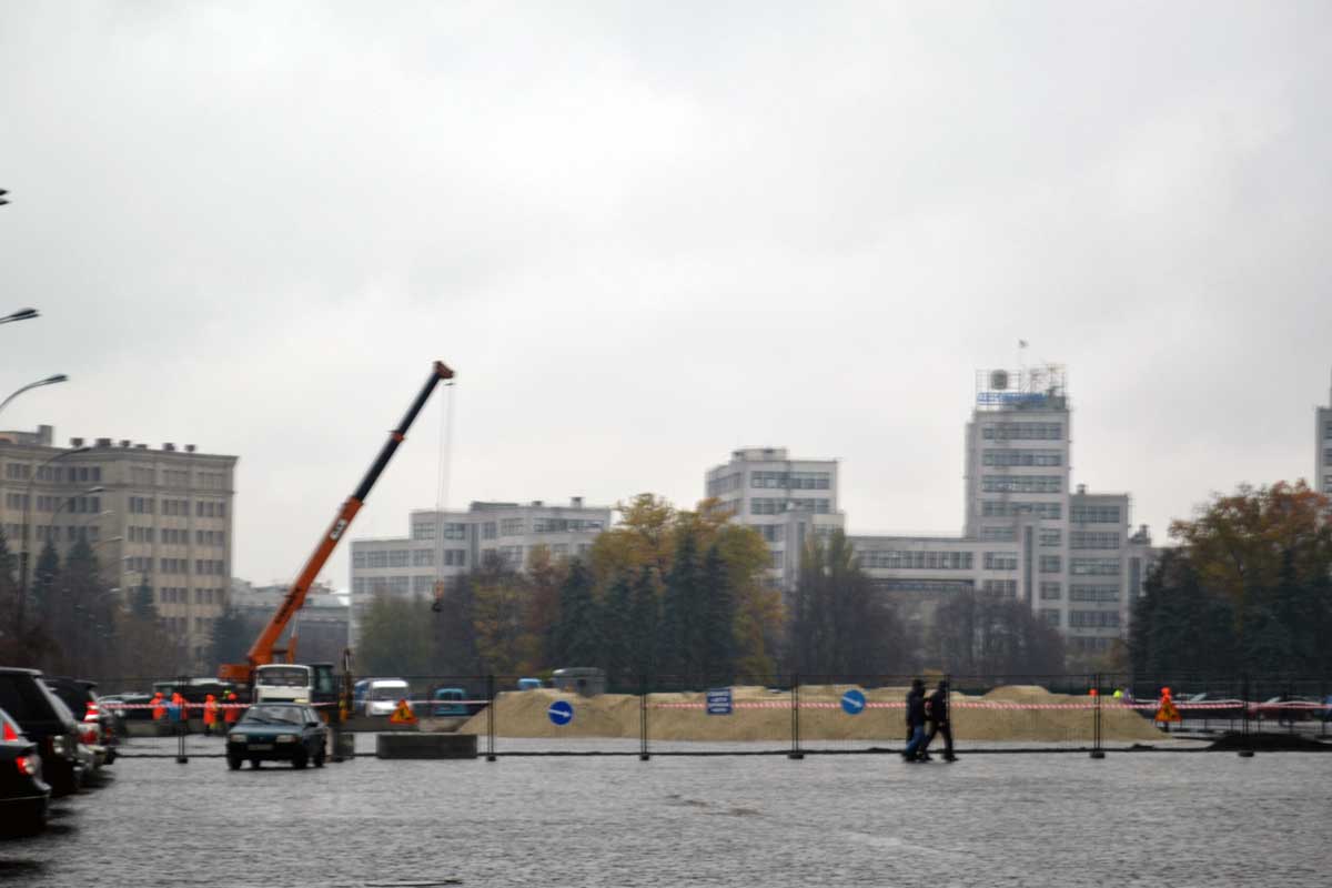 На площади Свободы началось строительство катка (фото)