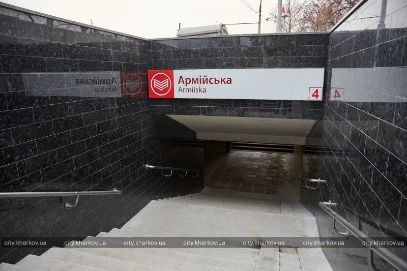 В Харькове ремонтируют выходы из метро (список)