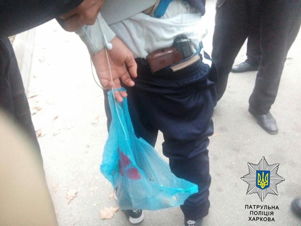 На Сумской мужчина угрожал прохожим пистолетом (фото)